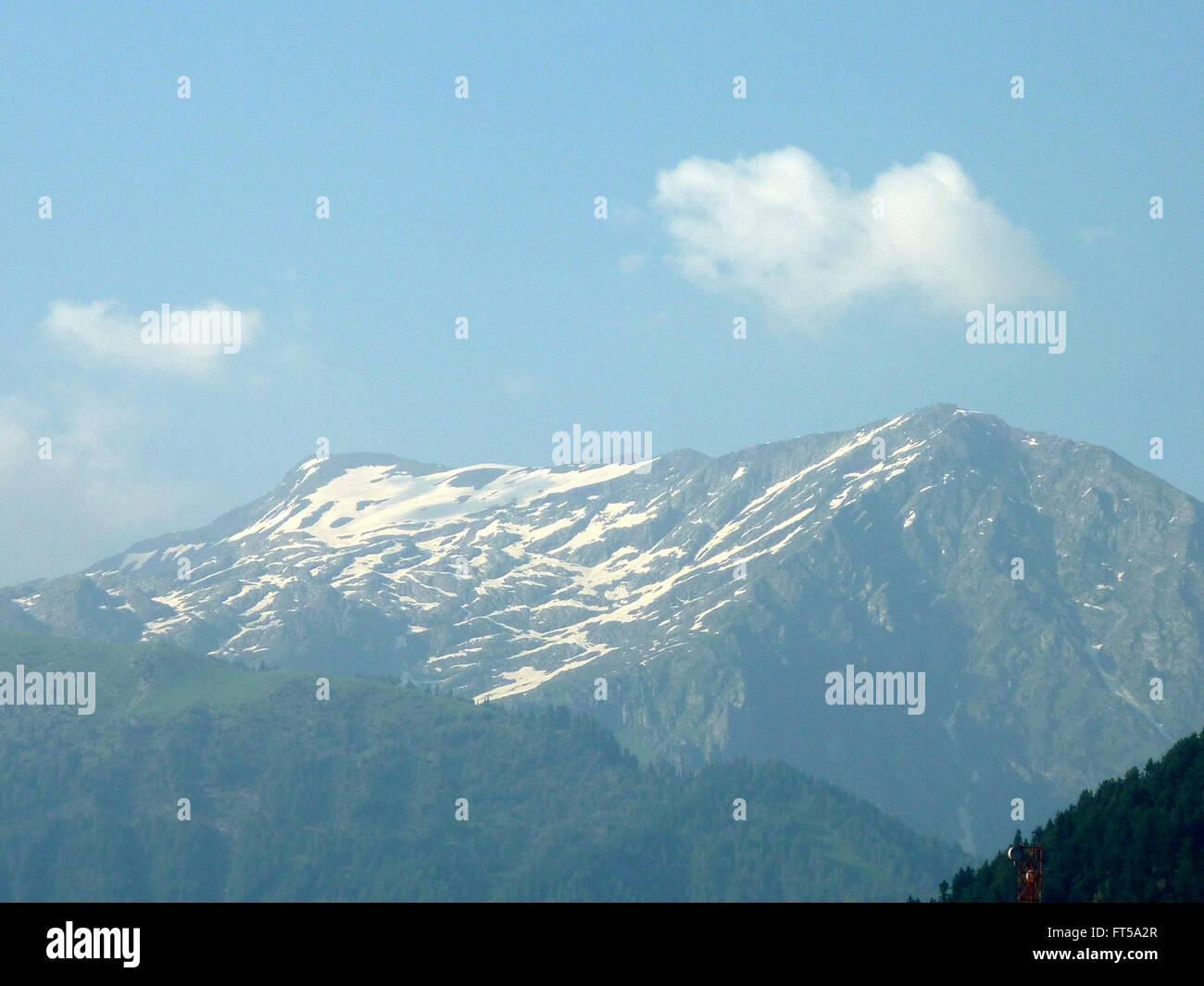 View from Pahalgam, Kashmir, with Kolhoi glacier 5400 m alt in the distance, the mountain range with routes to glaciers Stock Photo
