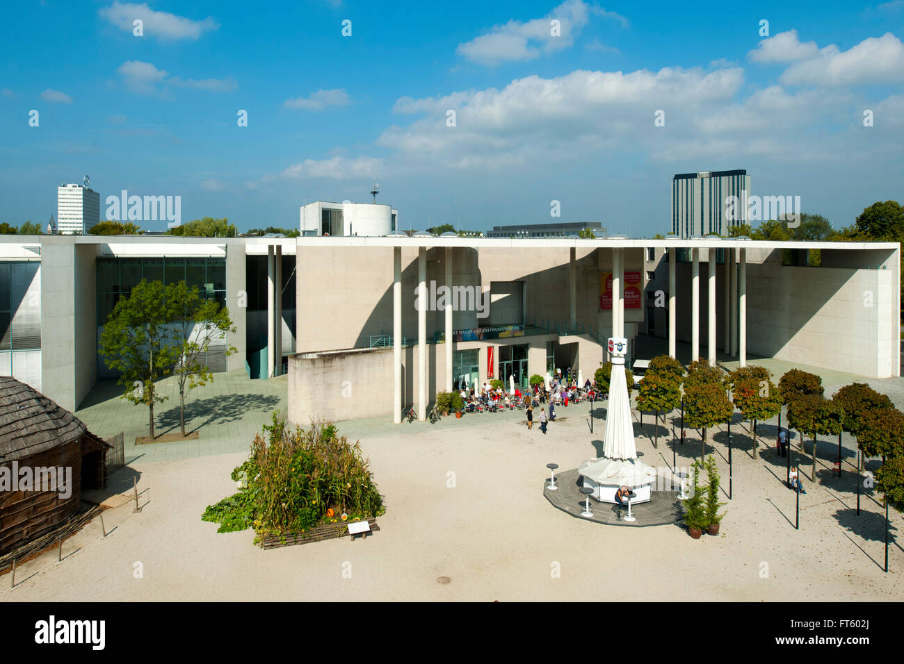 Deutschland, Nordrhein-Westfalen, Bonn, Blick vom Dach der Bundeskunsthalle über den Museumsplatz zum Kunstmuseum Bonn Stock Photo