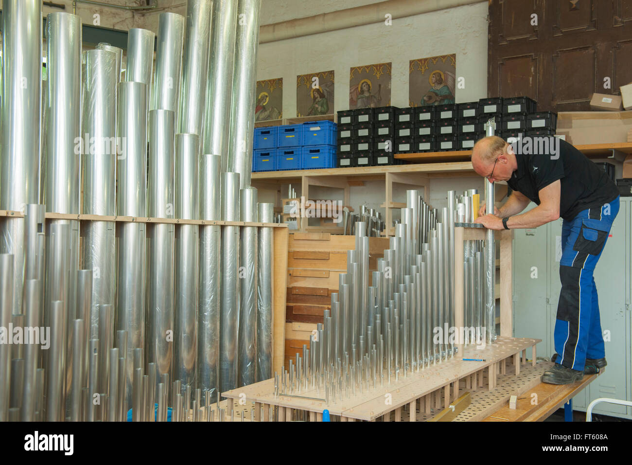 Deutschland Bonn Orgelbau Klais Pfeifeneinbau Stock Photo Alamy