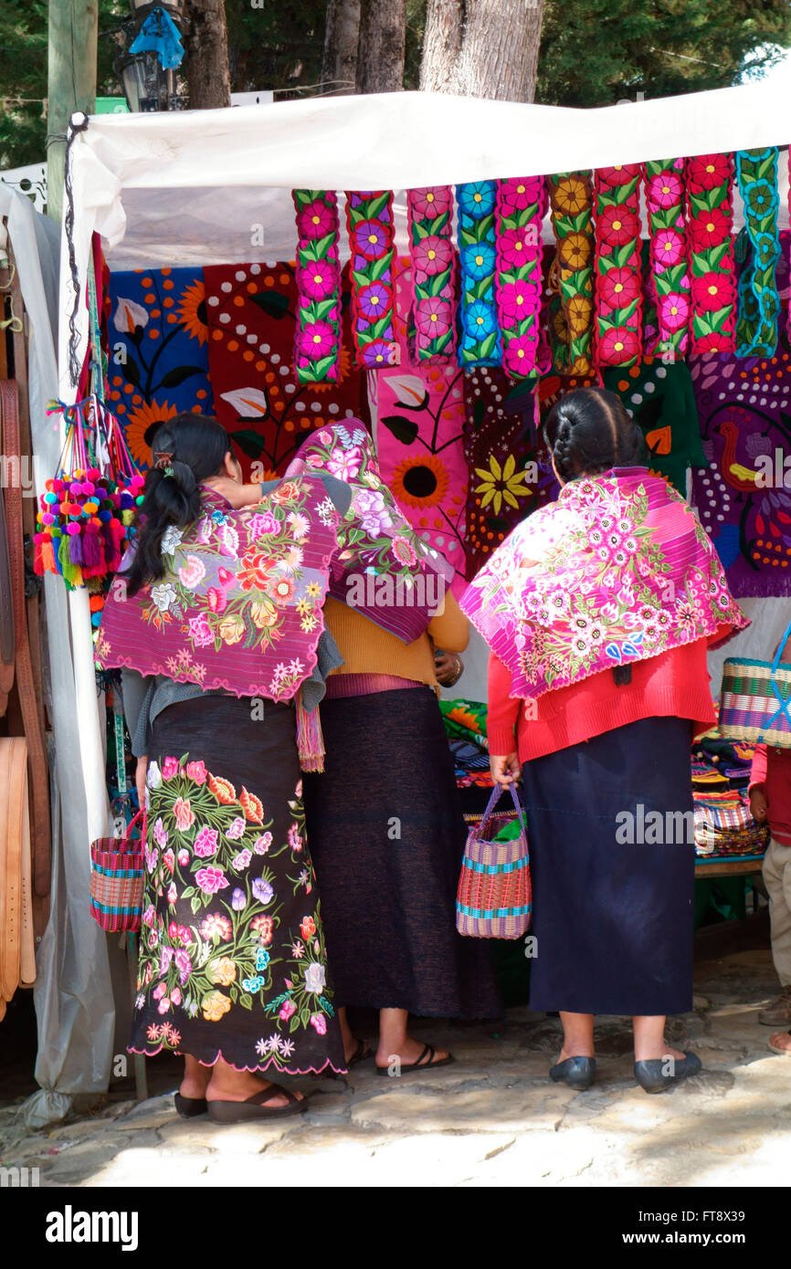 Mayan women at the Mexican indigenous market in San Cristobal de las Casas, Chiapas, Mexico Stock Photo