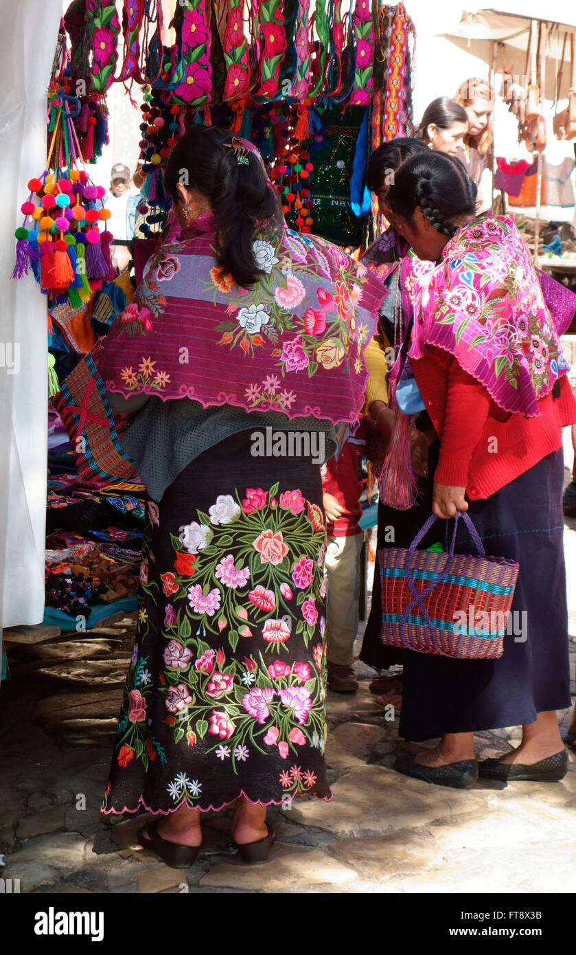 Mayan women at the Mexican indigenous market in San Cristobal de las Casas, Chiapas, Mexico Stock Photo