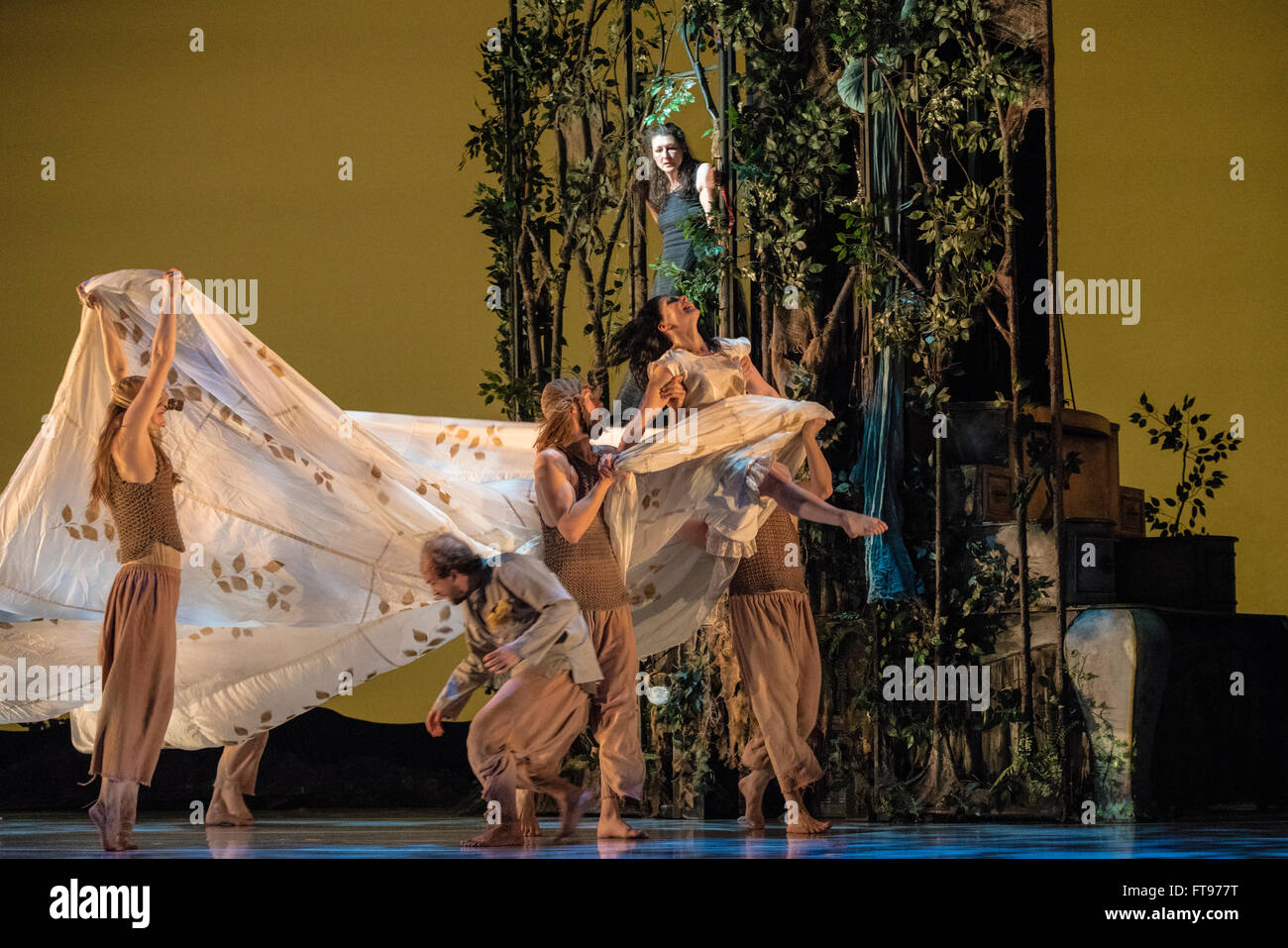 London, UK. 25th March, 2016. balletLORENT present Snow White at Sadler's Wells Theatre. photo: Danilo Moroni Credit:  Danilo Moroni/Alamy Live News Stock Photo