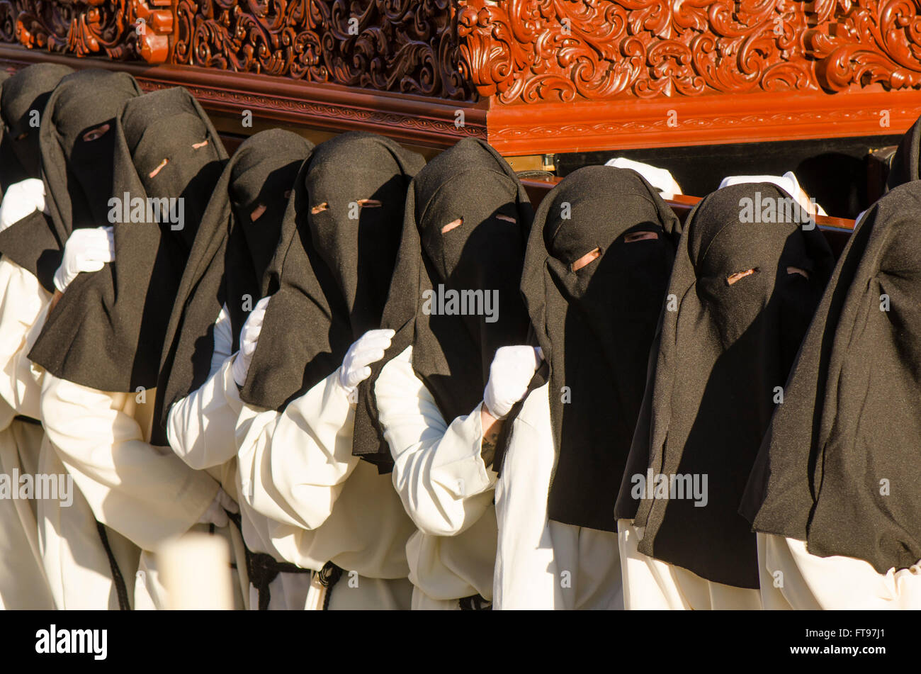 Mijas, Andalusia, Spain. 25 march 2016. Good Friday procession in Andalusian white village of Mijas, Malaga Province. Penitents carrying the float Credit:  Perry van Munster/ Alamy Live News Stock Photo