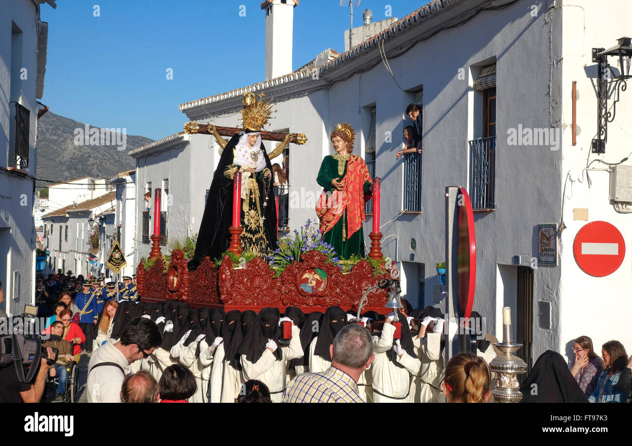 Mijas, Andalusia, Spain. 25 march 2016. Penitents carrying the float. Good Friday procession in Andalusian white village of Mijas, Malaga Province. Credit:  Perry van Munster/ Alamy Live News Stock Photo