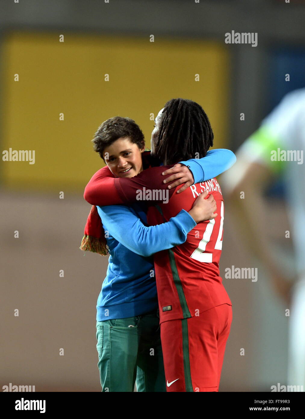 Leiria, Portugal. 25th Mar, 2016. A Portuguese fan rushes into the pitch to hug Portugal's Renato Sanches during a friendly soccer match between Portugal and Bulgaria in preparation for Euro 2016 at Leiria Municipal Stadium, Portugal, on March 25, 2016. Bulgaria won 1-0. Credit:  Zhang Liyun/Xinhua/Alamy Live News Stock Photo