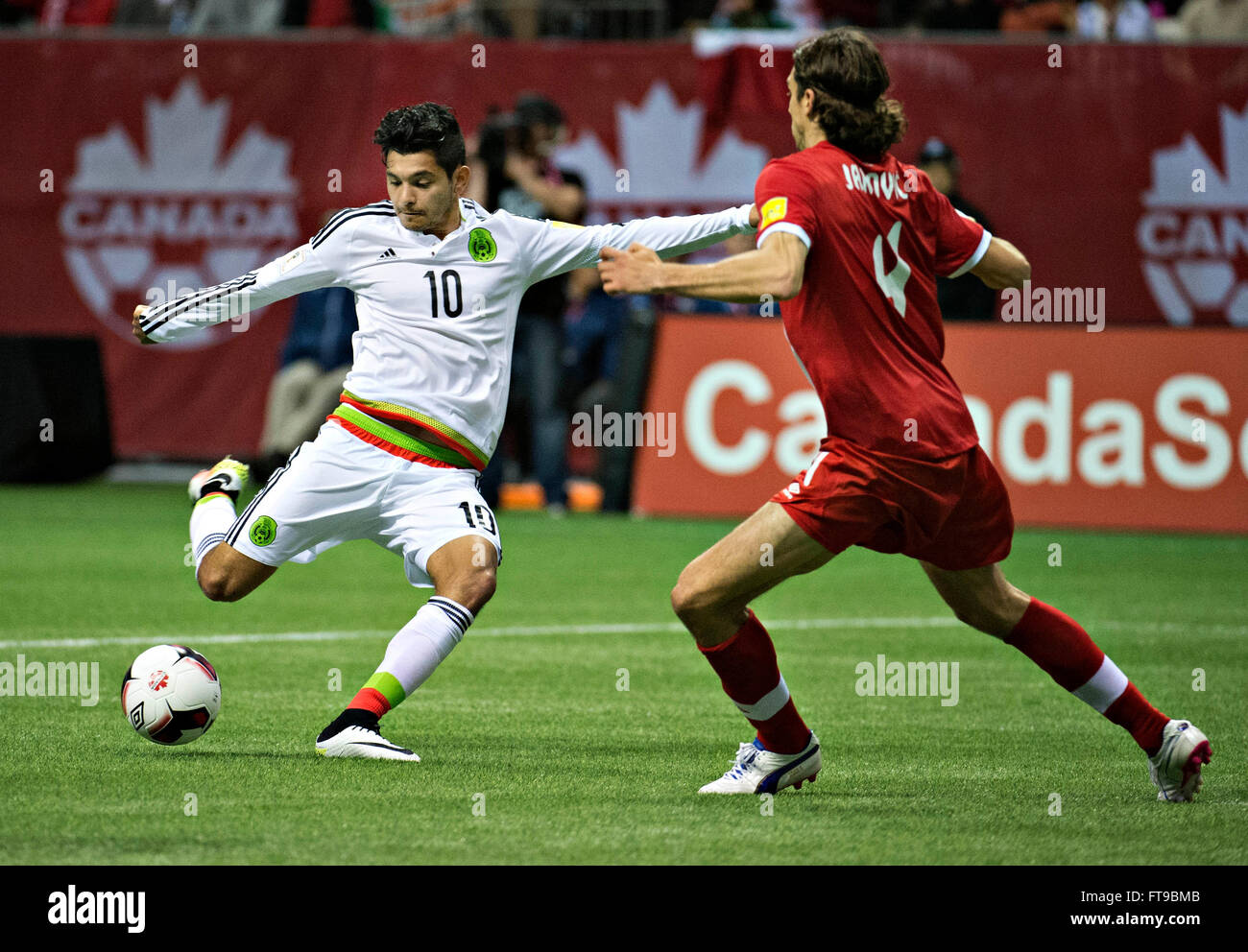 Vancouver, Canada. 25th Mar, 2016. Mexico's Jesus Manuel Corona (L) vies with Canada's Dejan Jakovic during a qualifier game of 2018 FIFA World Cup in Vancouver, Canada, March 25, 2016. Mexico won 3-0. Credit:  Andrew Soong/Xinhua/Alamy Live News Stock Photo
