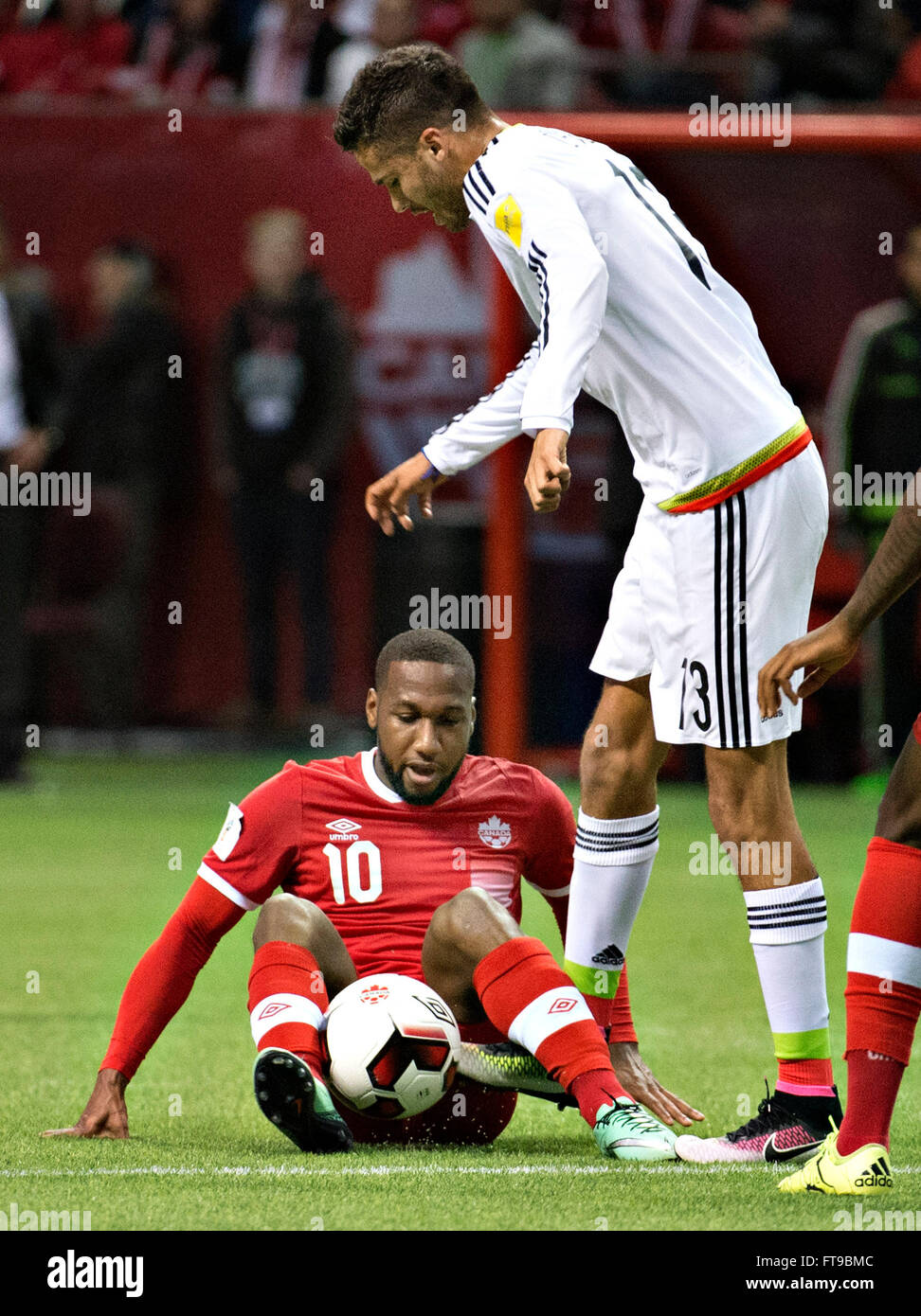 Vancouver, Canada. 25th Mar, 2016. Canada's David Hoilett (L) vies with Mexico's Diego Reyes during a qualifier game of 2018 FIFA World Cup in Vancouver, Canada, March 25, 2016. Mexico won 3-0. Credit:  Andrew Soong/Xinhua/Alamy Live News Stock Photo