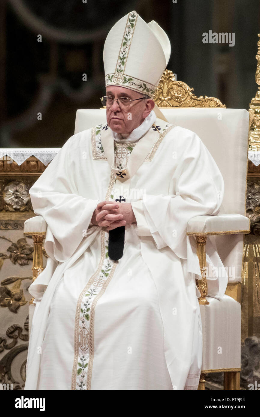 Vatican City, Vatican. 26th Mar, 2016. Pope Francis celebrates the Easter vigil Mass in St. Peter's Basilica in Vatican City, Vatican. The celebration of the Easter Vigil begins with the blessing of the paschal flame in the atrium of St. Peter's Basilica. The Paschal candle then is brought in procession into the Church. After which, a deacon sings the “Exultet”, the ancient hymn that praises the resurrection. Credit:  Giuseppe Ciccia/Pacific Press/Alamy Live News Stock Photo