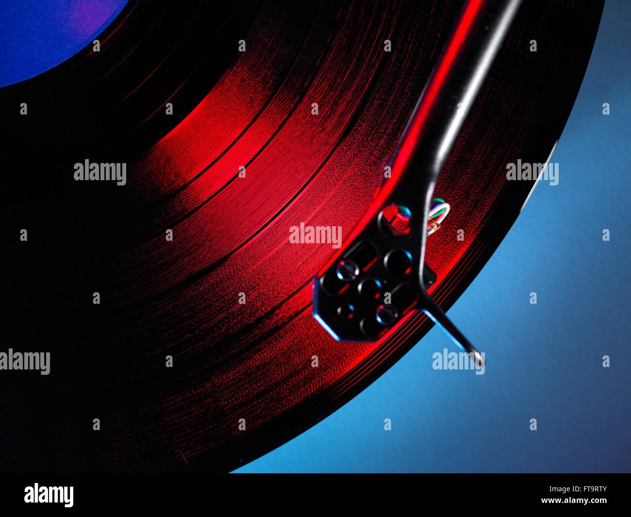 Close up of a stylus playing a vinyl record Stock Photo - Alamy
