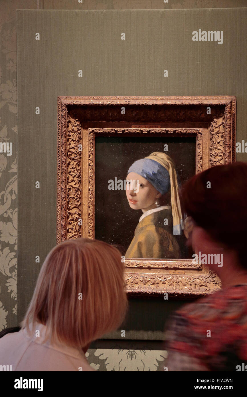 Visitors admire 'Girl with a pearl earring' c.1665 by Johannes Vermeer in the Mauritshuis in The Hague, Netherlands. Stock Photo