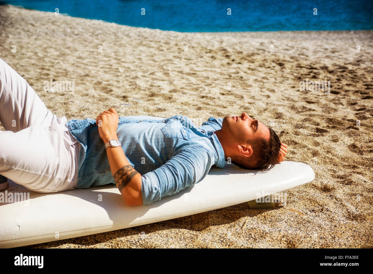 Surfboard laying on beach hires stock photography and images Alamy