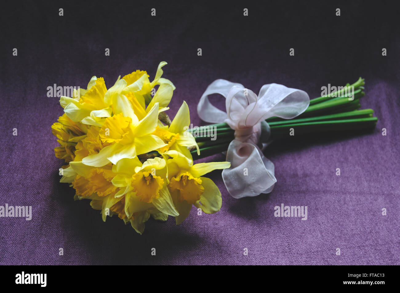 Bouquet of yellow daffodils Stock Photo - Alamy
