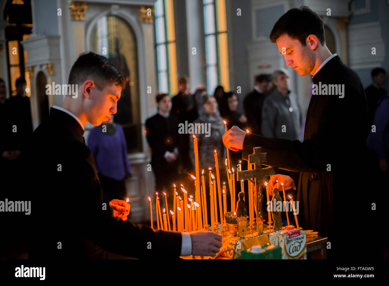 Некрещеным свечи можно ставить. Католический священник чин отпевания фотографии. Как отпевают в страстную неделю. Страстная неделя фото картинки мужчине.
