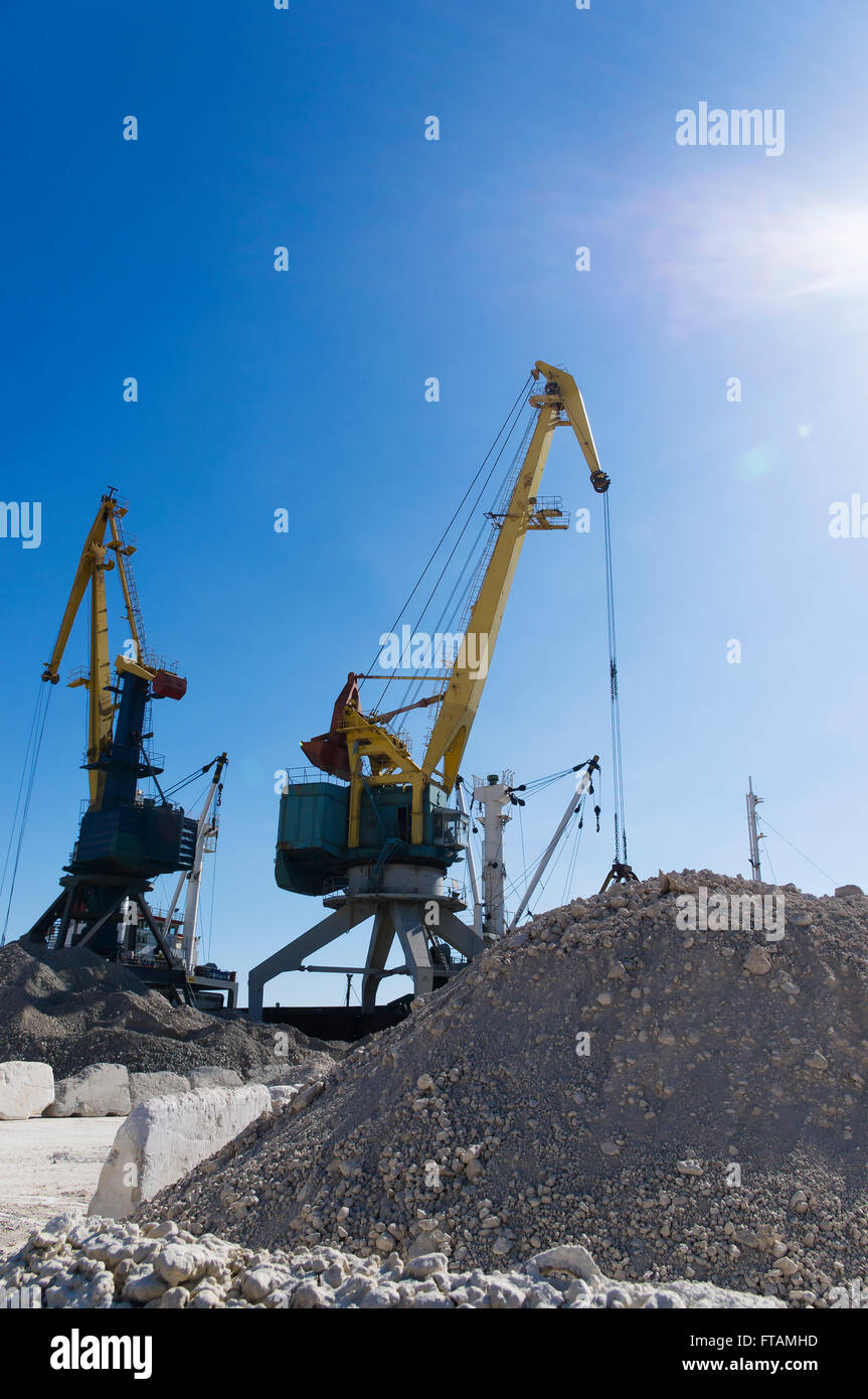 Large harbor cranes loading hi-res stock photography and images - Alamy