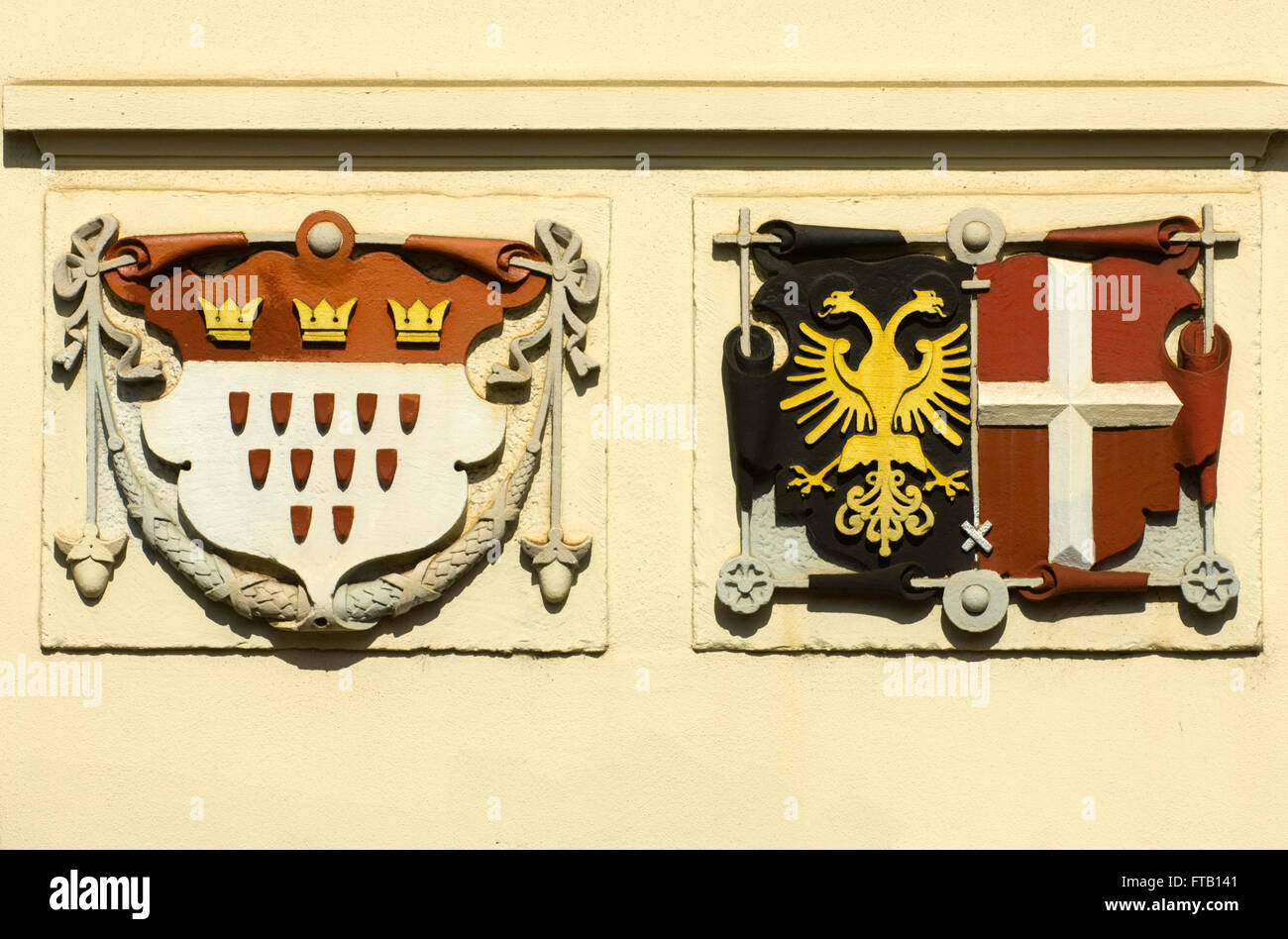 Deutschland, NRW, Neuss, Wappen am Bahnsteig am Hauptbahnhof Stock Photo