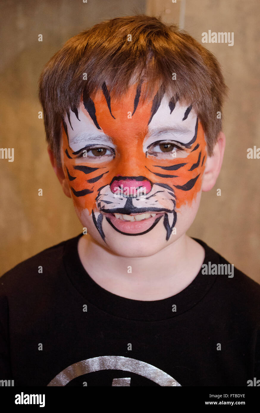 Animal face paint hi-res stock photography and images - Alamy
