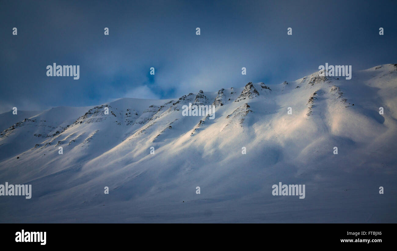 Winter sunlight on mountains in Bolterdalen, near Longyearbyen, Spitsbergen, Svalbard Stock Photo