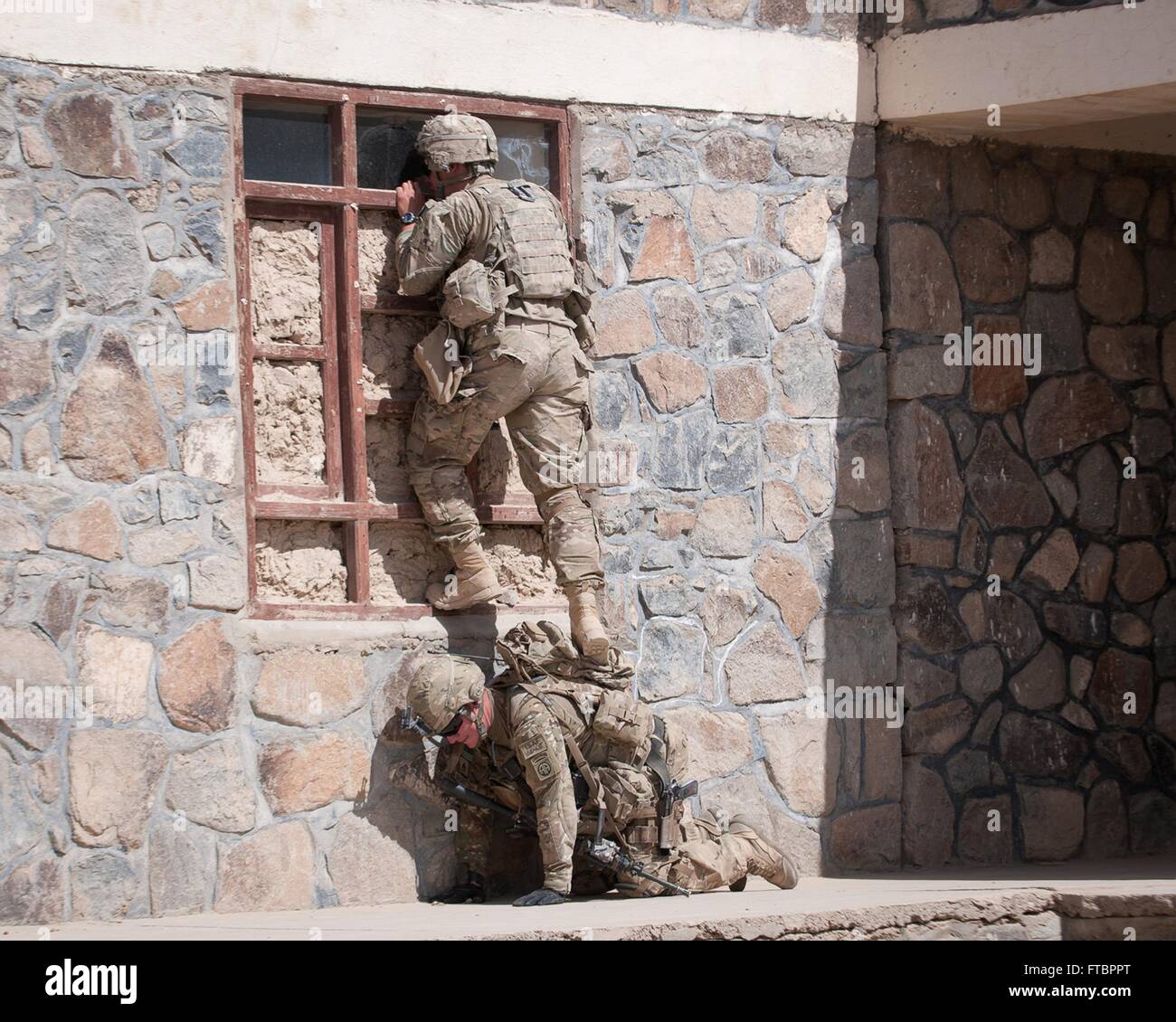 U.S. Army paratroopers with the 82nd Airborne Division look into the ...