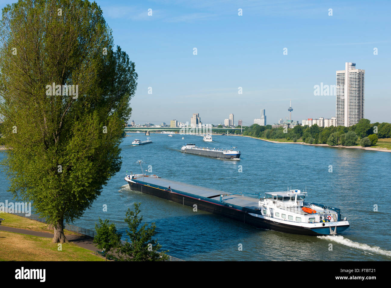Deutschland, Köln, Blick von Mühlheim auf das linke Rheinufer mit dem Colonia-Haus, vorne das TMS Elisabeth M1, dahinter das TMS Stock Photo