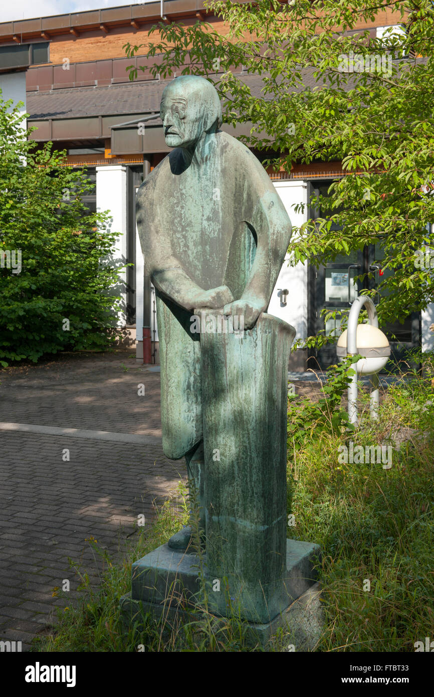 Deutschland, Köln, Max-Planck-Institut für Pflanzenzüchtungsforschung, Max-Plank-Statue vor Seminargebäude Stock Photo