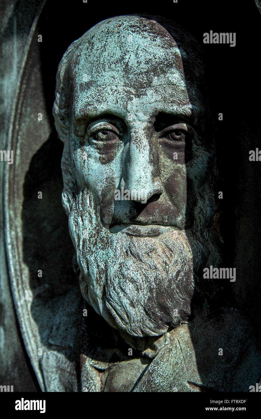 Detail of a bronze head of a Victorian gentleman on a headstone in the Grange Cemetery, Edinburgh, Scotland, UK. Stock Photo