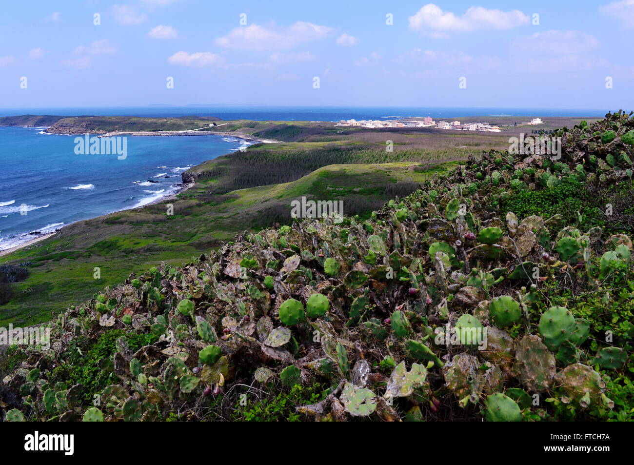 Penghu, China's Taiwan. 27th Mar, 2016. The coastline of Wang'an is seen in Penghu County, southeast China's Taiwan, March 27, 2016. Clear weather, rising temperature and local scenery attracted many visitors to Penghu in Spring. © Zhang Guojun/Xinhua/Alamy Live News Stock Photo