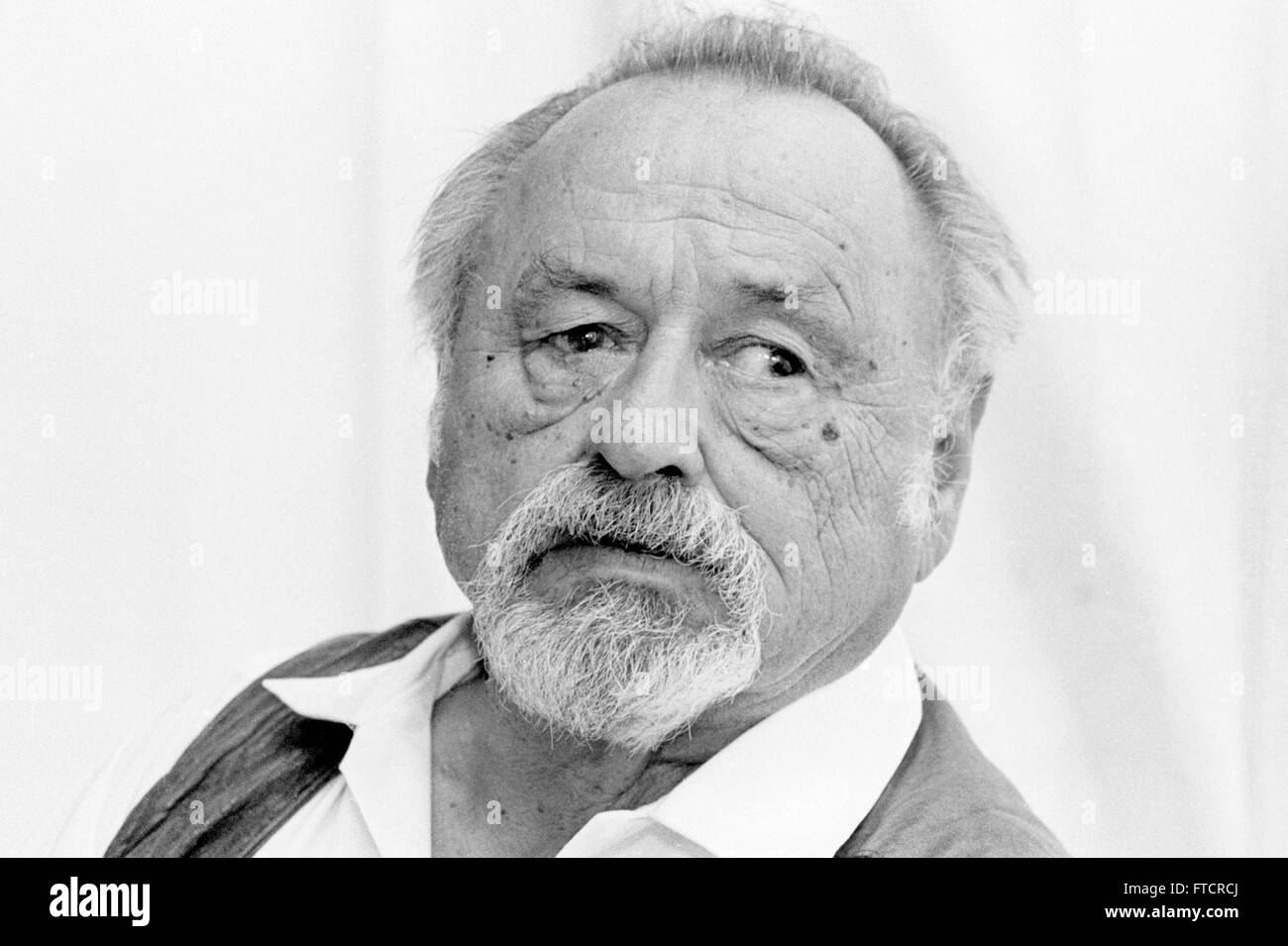 FILE PIC: Taken in 2007. Jim Harrison distinguished American poet and writer (December 11, 1937-March 26, 2016) died Saturday March 26 at his home in Patagonia, Arizona at the age of 78. He was born in Grayling, Michigan and was a rugged outdoors man all his life. Jim Harrison published 14 books of poetry and more than 20 books of fiction, memoir and essays. He has a strong intellectual following in France. He was elected to the American Academy of Arts and Letters in 2007. Credit:  Dorothy Alexander/Alamy Live News Stock Photo