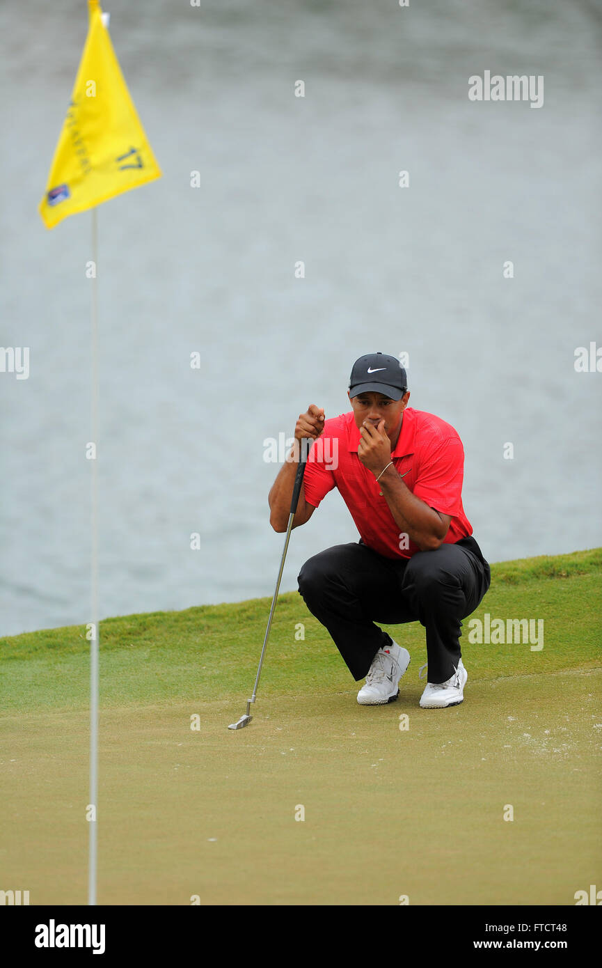 Ponte Vedra, Florida, USA. 13th May, 2012. Tiger Woods lines up his putt on the 17th hole during the final round of the Players Championship at the TPC Sawgrass on May 13, 2012 in Ponte Vedra, Fla. ZUMA PRESS/ Scott A. Miller. © Scott A. Miller/ZUMA Wire/Alamy Live News Stock Photo