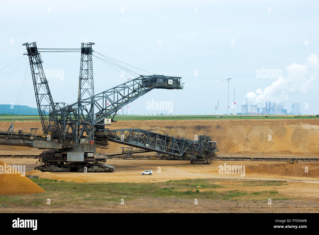 BRD, Deutschland, NRW, Rhein-Kreis Neuss, Braunkohletagebau Garzweiler, im Hintergrund die aufgeschüttete neue Trasse der Autoba Stock Photo