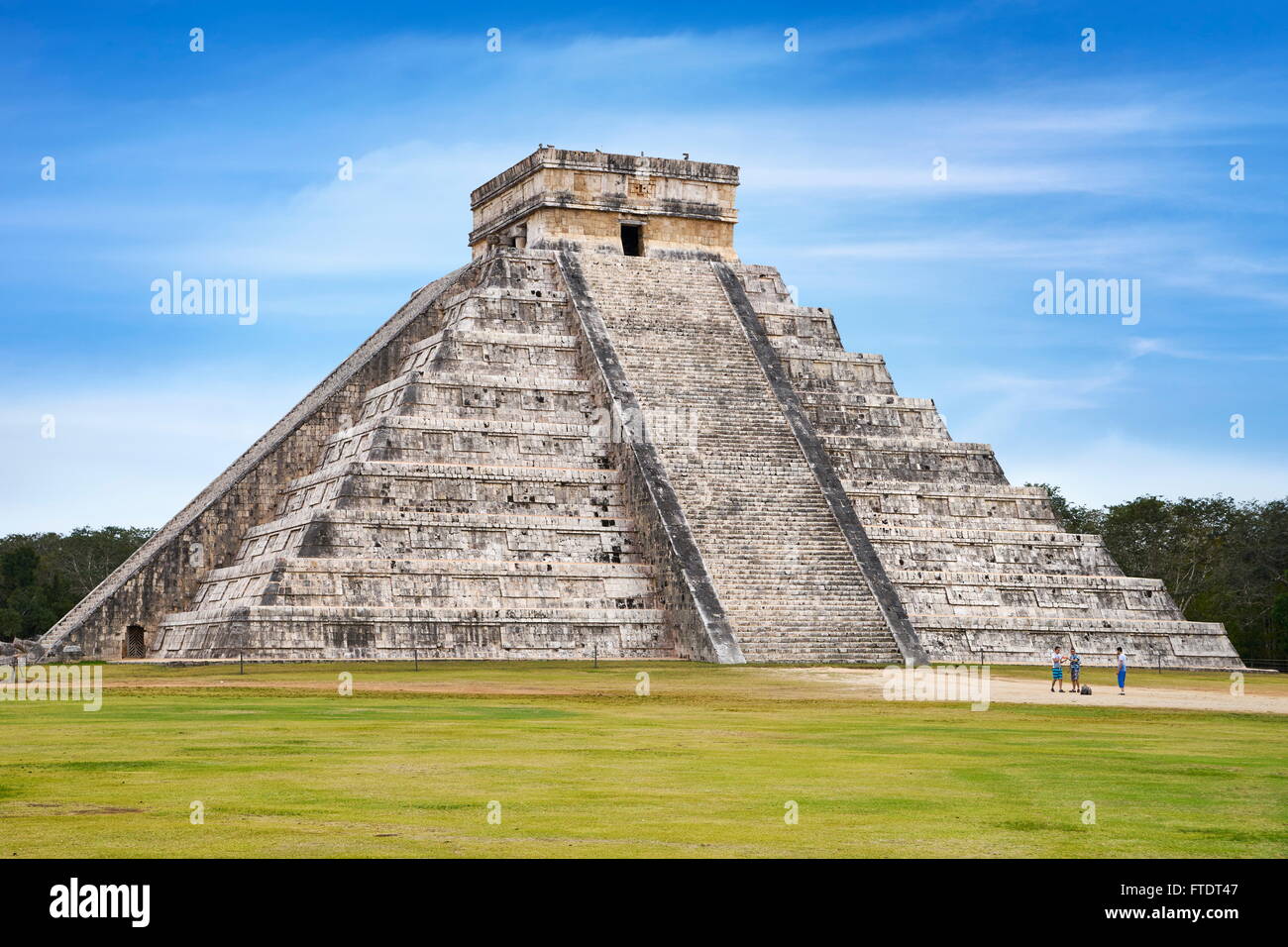 Kukulkan Temple Pyramid (El Castillo), Ancient Maya Ruins, Chichen Itza, Yucatan, Mexico UNESCO Stock Photo
