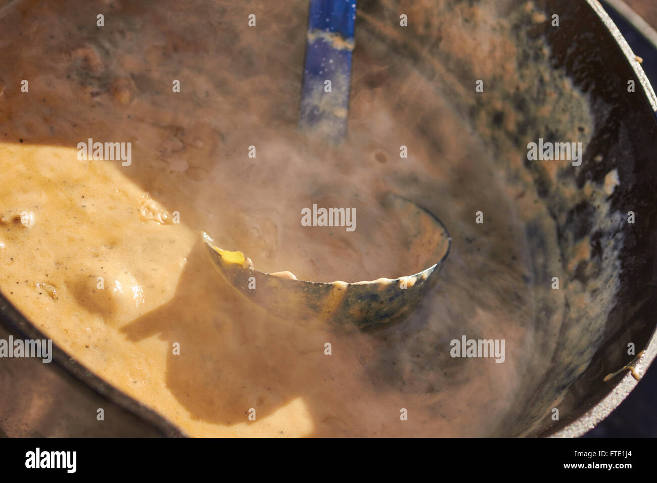 A pot of sawmill gravy simmering cowboy style over an open fire in Alpine, Texas, USA Stock Photo