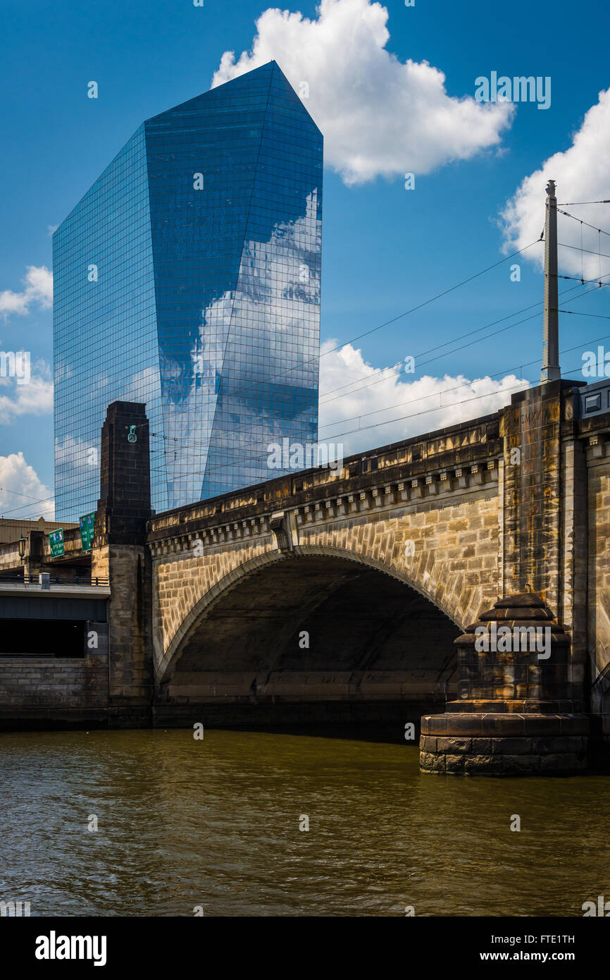 Modern building and bridge over the Schuylkill River, in Philadelphia, Pennsylvania. Stock Photo