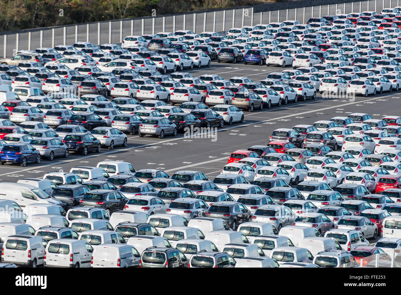 Rows of new cars hi-res stock photography and images - Alamy