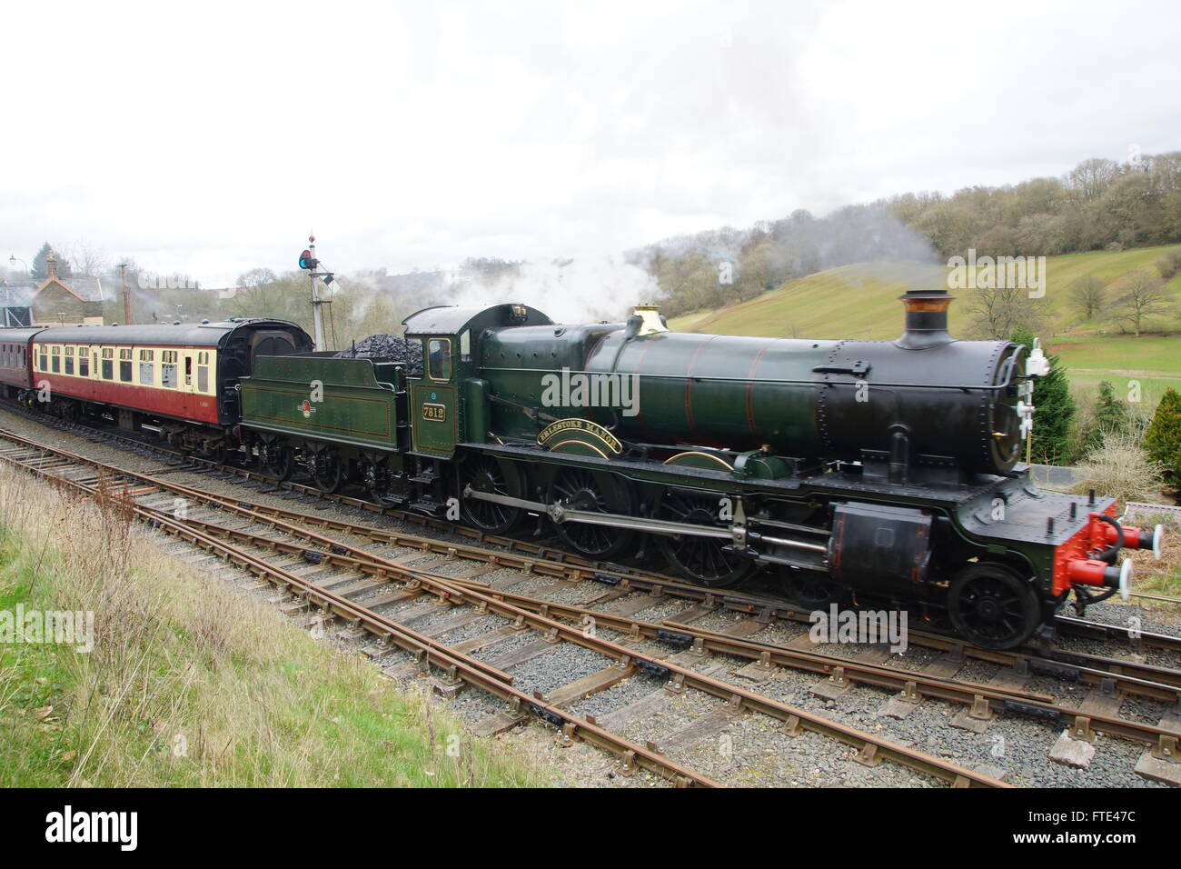 GWR 7812 EARLSTOKE MANOR leaving Highley on the SVR Stock Photo - Alamy