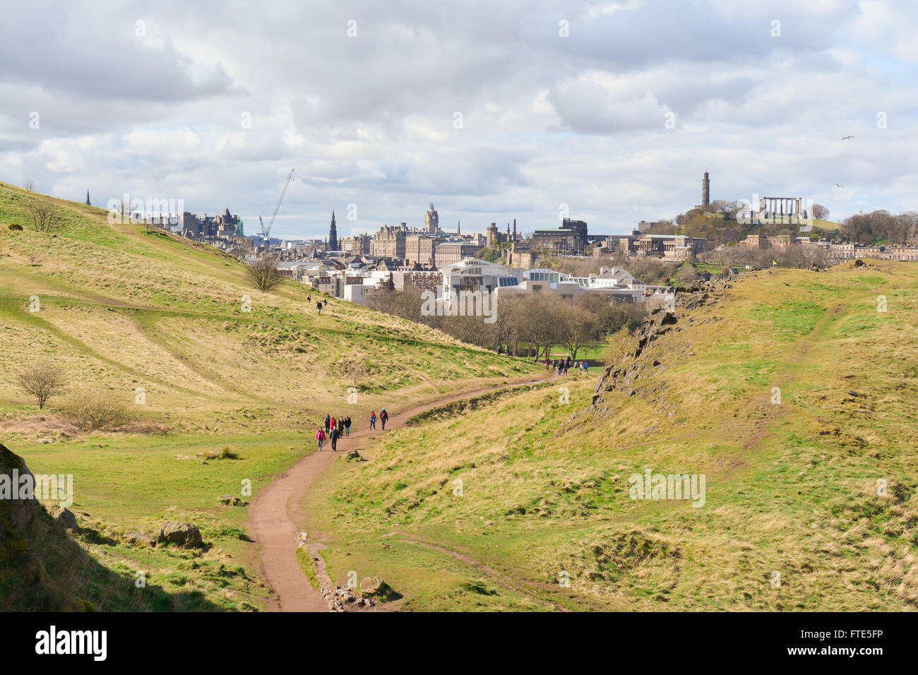 Edinburgh Holyrood Park - people walking down from Arthur's Seat in Holyrood Park towards Holyrood, the Scottish Parliament Stock Photo