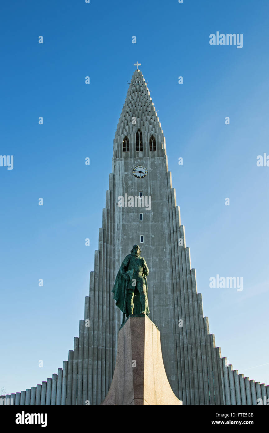 Hallgrímskirkja church and Leifur Eiriksson statue, Reykjavik, Iceland Stock Photo