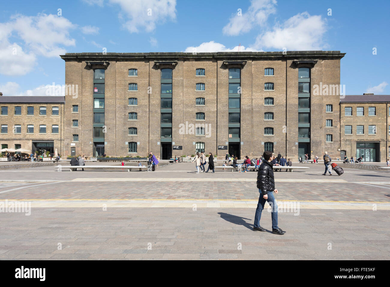 Central Saint Martins on Granary Square in King’s Cross is one of the largest open-air spaces in Europe. It's a privately owned public space (POPS) Stock Photo