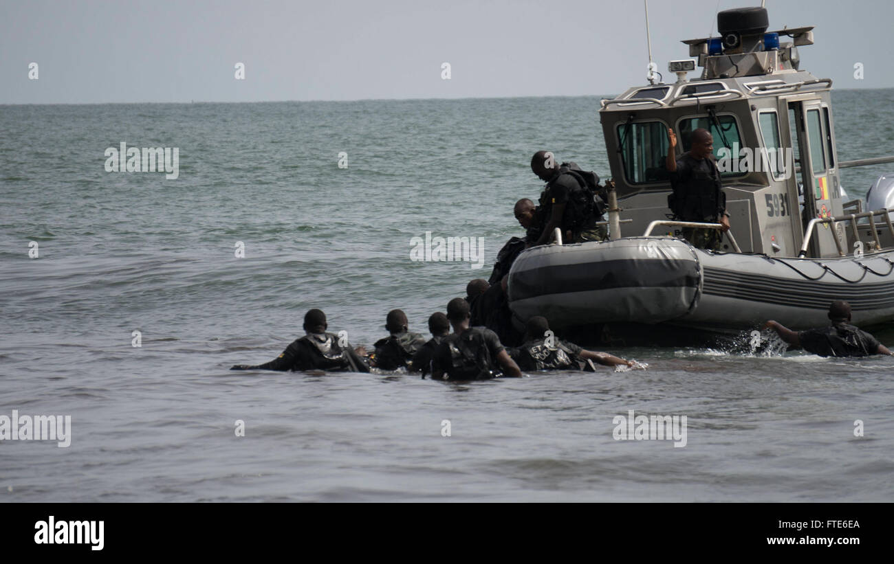 160322-A-VY429-001 Idenau, Cameroun (March 21, 2016) Cameroonian and Nigerian Special Forces Groups collaborate during Obangame/Saharan Express 2016 (OESE16). Obangame/Saharan Express, one of three African regional express series exercises facilitated by U.S. Naval Forces Europe-Africa/U.S. 6th Fleet, seeks to increase regional cooperation, maritime domain awareness, information sharing practices and improve interoperability among participating forces in order to enhance maritime security and regional economic stability. (U.S. Army photo by SSG Lea Anne Cuatt/Released) Stock Photo