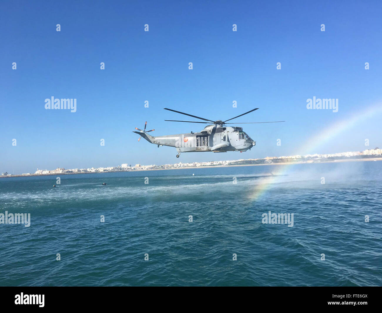 151119-N-ZZ999-210 NAVAL STATION ROTA, Spain (Nov. 19, 2015) Sailors from Explosive Ordnance Disposal Mobile Unit 8, German navy Minetaucher Kompanie and Spanish Navy Unidads Buceadores MCM jump from a Spanish Navy helicopter into Cadiz Bay off the coast of Rota, Spain, as part of Exercise MAGRE 2015-2, Nov. 19. Exercise MAGRE is a tri-lateral counter improvised explosive device exercise involving Sailors from the U.S. Navy, German navy and hosted by the Spanish navy. (U.S. Navy photo by Explosive Ordnance Disposal Technician 1st Class Jonathan Chapman/ Released) Stock Photo