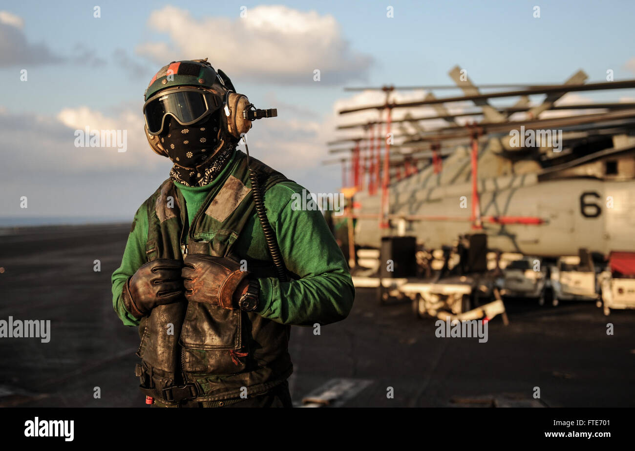 Aviation Boatswain's Mate 2nd Class Demond Q. Warrior observes aircraft ...