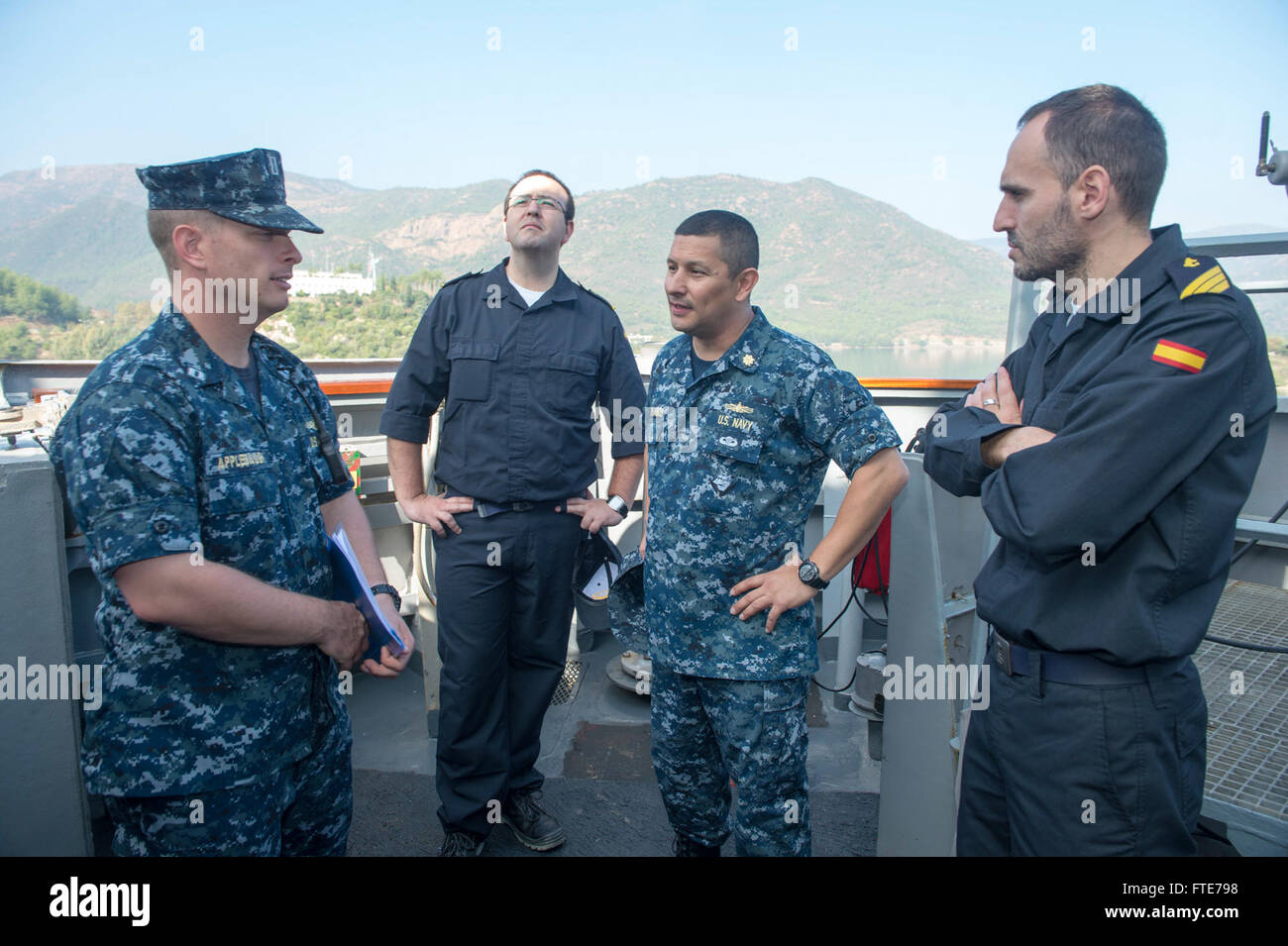AKSAZ, Turkey (Nov. 04, 2013) - Lt. Jeffrey Applebaugh, left, and Lt. Cmdr. Armando Castellanos, center-right, give a tour of the Arleigh Burke-class guided-missile destroyer USS Stout (DDG 55) to sailors assigned to the Spanish frigate Alvaro de Bazen (F101 during exercise Dogu Akdeniz 13. Stout was invited to participate in Dogu Akdeniz 13, an annual Turkish-led naval training exercise, with forces from the Turkish Coast Guard, Turkish Air Force and ships from Standing NATO Maritime Group 2 (SNMG2). Stout, homeported in Norfolk, Va., is on a scheduled deployment supporting maritime security  Stock Photo