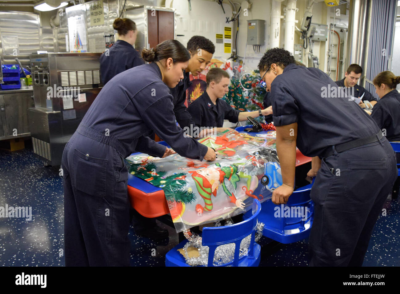 RED SEA (Dec. 13, 2014) Sailors prepare holiday decorations for the mess decks aboard USS Oscar Austin (DDG 79). Oscar Austin, an Arleigh Burke-class guided-missile destroyer, homeported in Norfolk, is conducting naval operations in the U.S. 6th Fleet area of operations in support of U.S. national security interests in Europe and Africa. Stock Photo