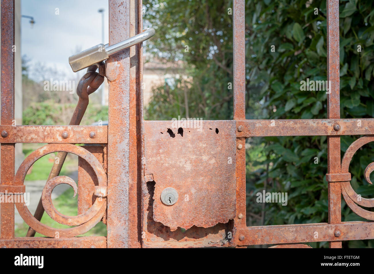 Metal gate and factory hi-res stock photography and images - Alamy