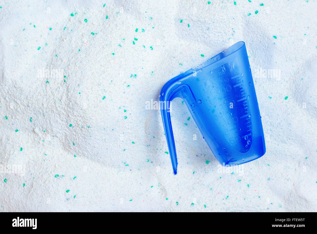https://c8.alamy.com/comp/FTEW5T/washing-laundry-detergent-powder-and-blue-plastic-measuring-cup-top-FTEW5T.jpg