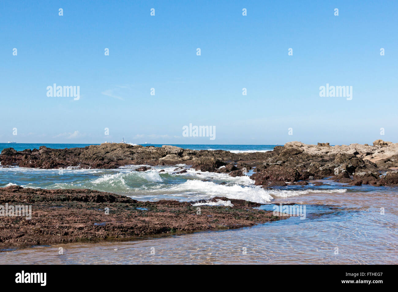 Ocean waves on rock shore hi-res stock photography and images - Alamy