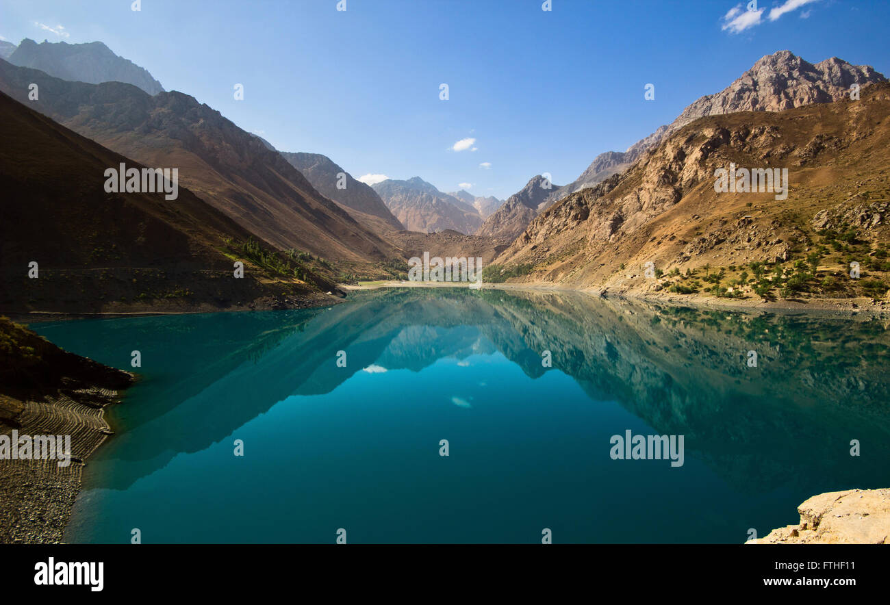 High mountain lake surrounded hi-res stock photography and images - Alamy