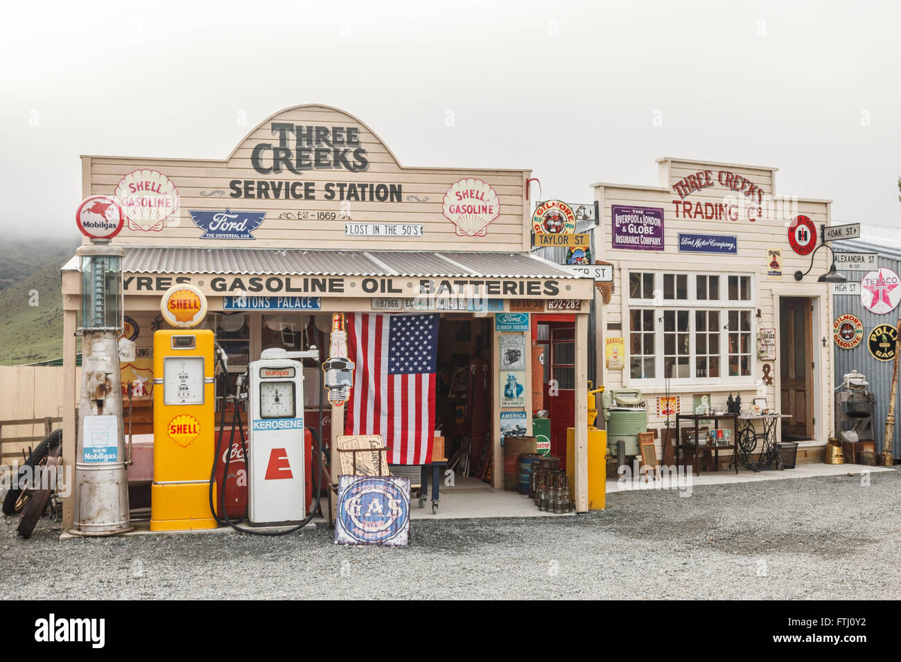 Gas station american flag hires stock photography and images Alamy