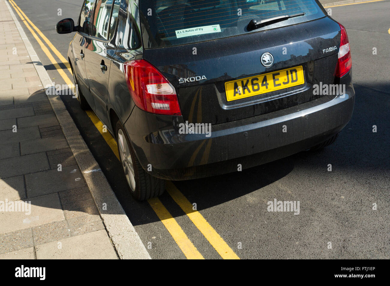Car parked on double yellow lines hires stock photography and images