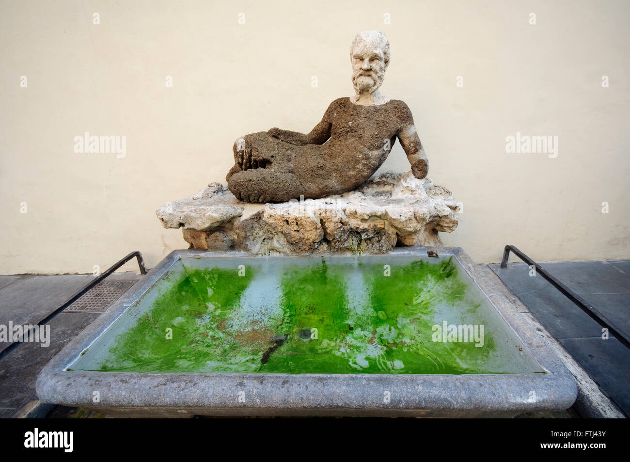Talking statue hi-res stock photography and images - Page 3 - Alamy, image size:1300x953