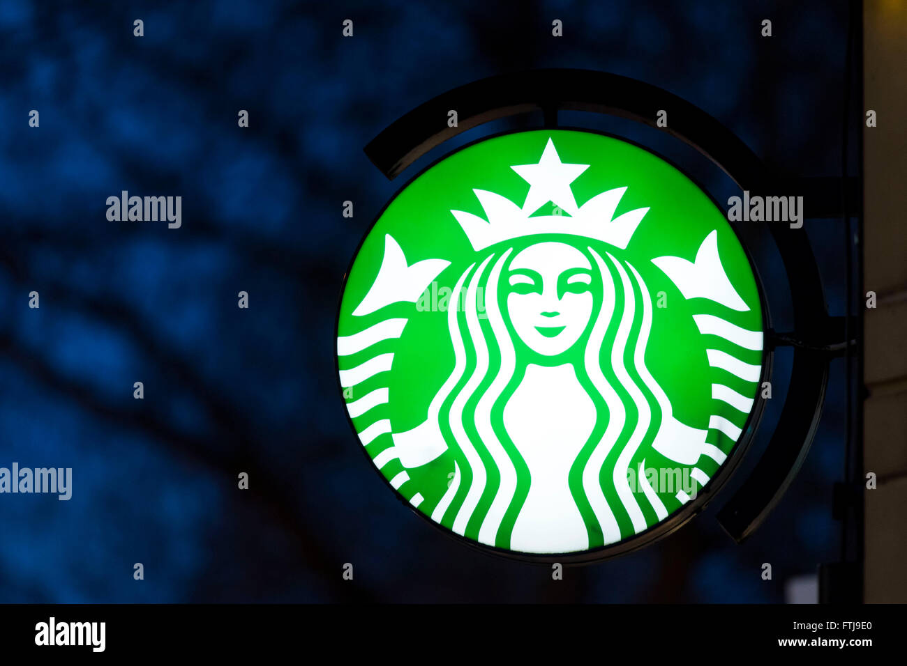 Starbucks coffee shop sign logo hi-res stock photography and Starbucks coffee shop sign logo hi-res stock photography and